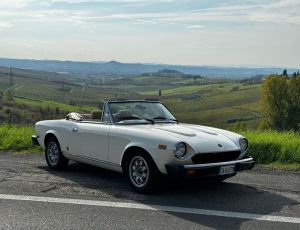 FIAT124-NOLEGGIO AUTO D’EPOCA TOSCANA – FIRENZE – PISA – SIENA – CHIANTI